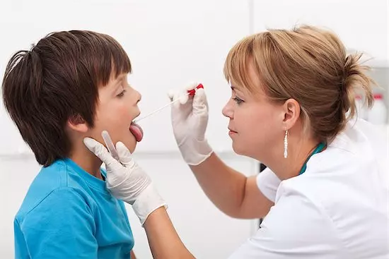Trẻ bị viêm amidan: Dấu hiệu và cách xử lý bố mẹ cần nắm rõ